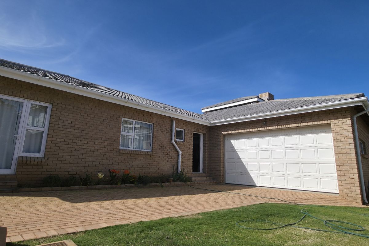 3 Bedroom Seaview house for sale in Boggomsbaai - Photo 2