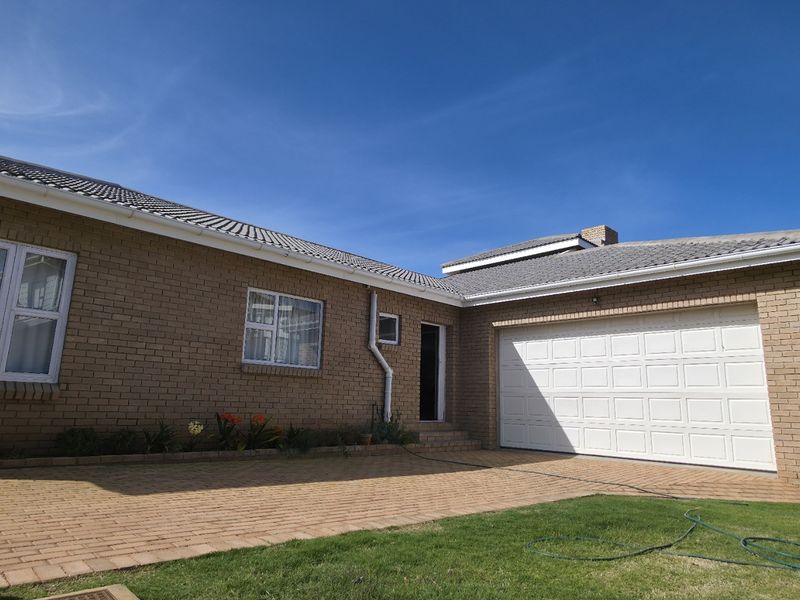 3 Bedroom Seaview house for sale in Boggomsbaai - Photo 2