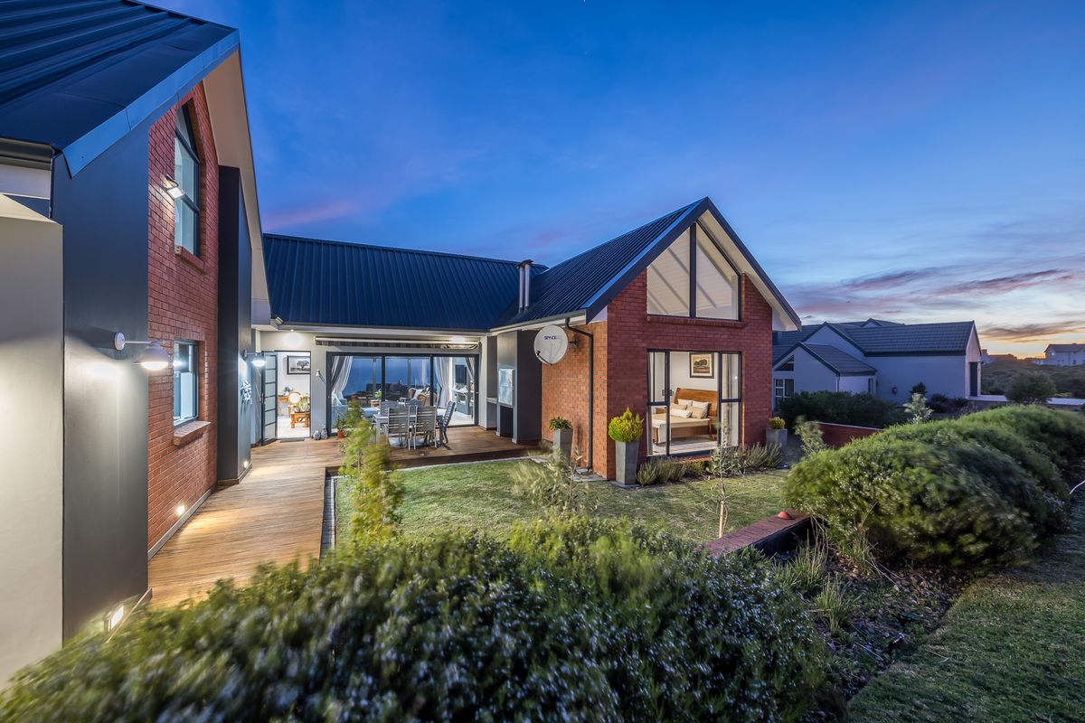 Modern Coastal Living Meets Sustainable Design – Nautilus Bay Estate - Photo 4