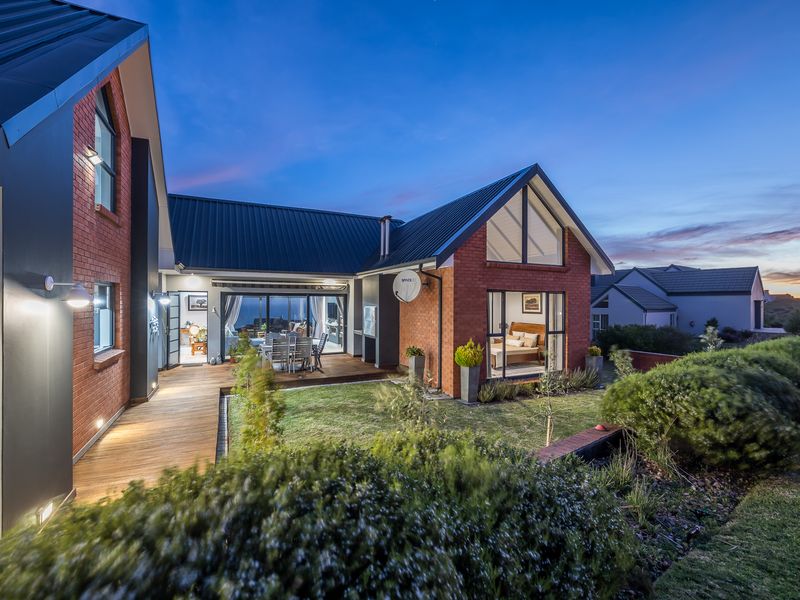 Modern Coastal Living Meets Sustainable Design – Nautilus Bay Estate - Photo 4