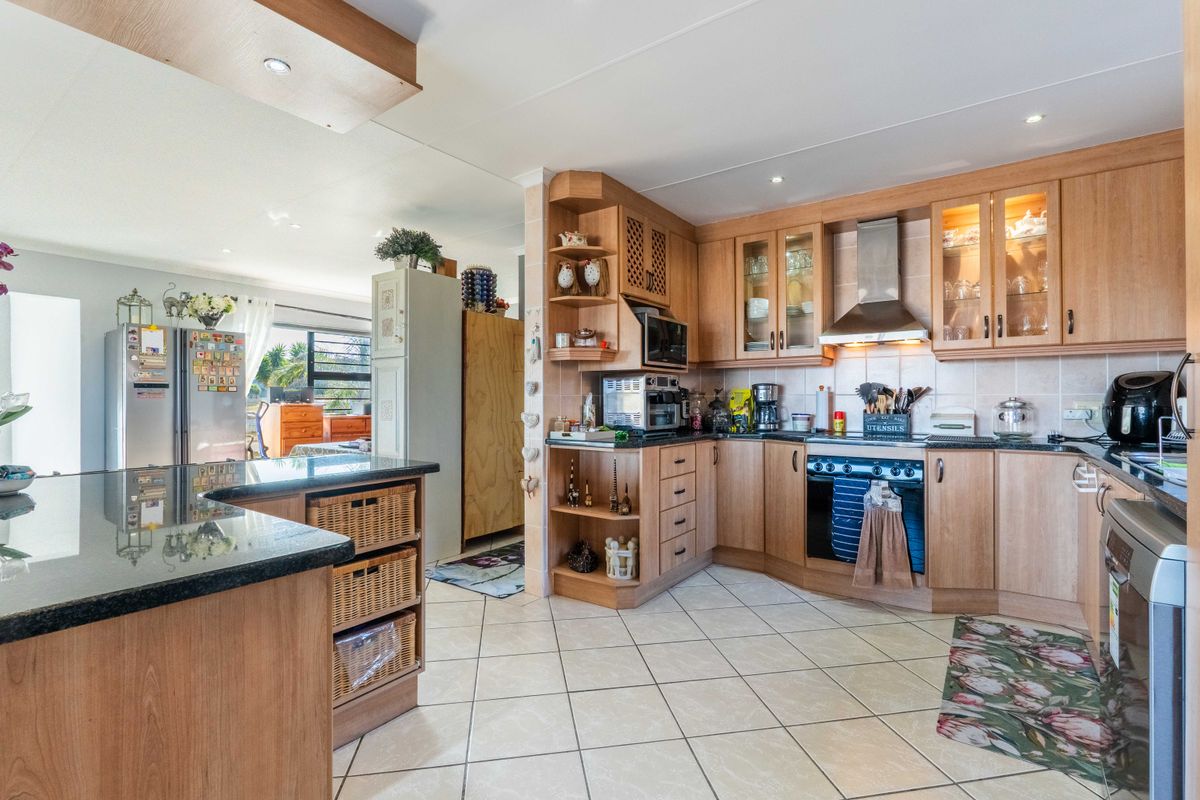 HARTENBOS, MENKENKOP:    Modern Coastal Living with Space, Security & Sea Views - Photo 4