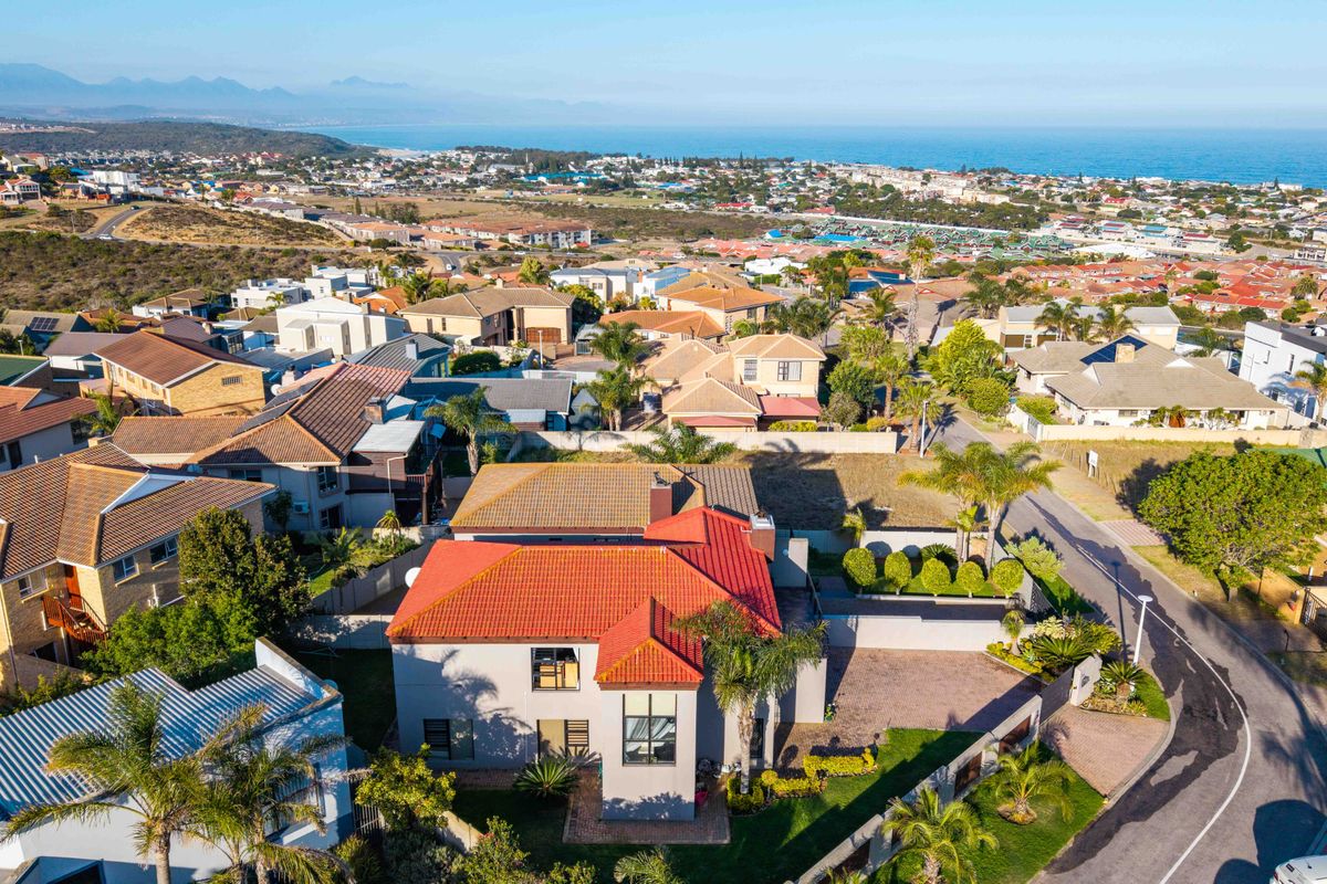 HARTENBOS, MENKENKOP:    Modern Coastal Living with Space, Security & Sea Views - Photo 5