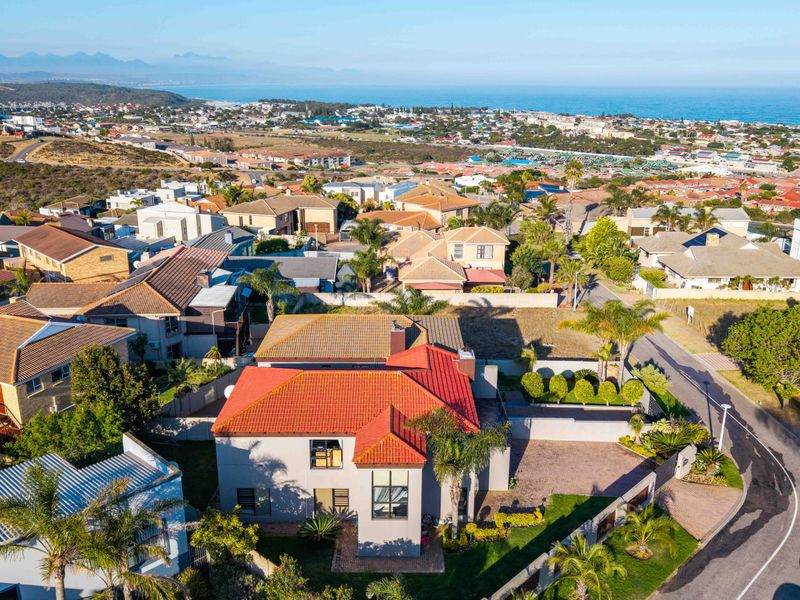 HARTENBOS, MENKENKOP:    Modern Coastal Living with Space, Security & Sea Views - Photo 5