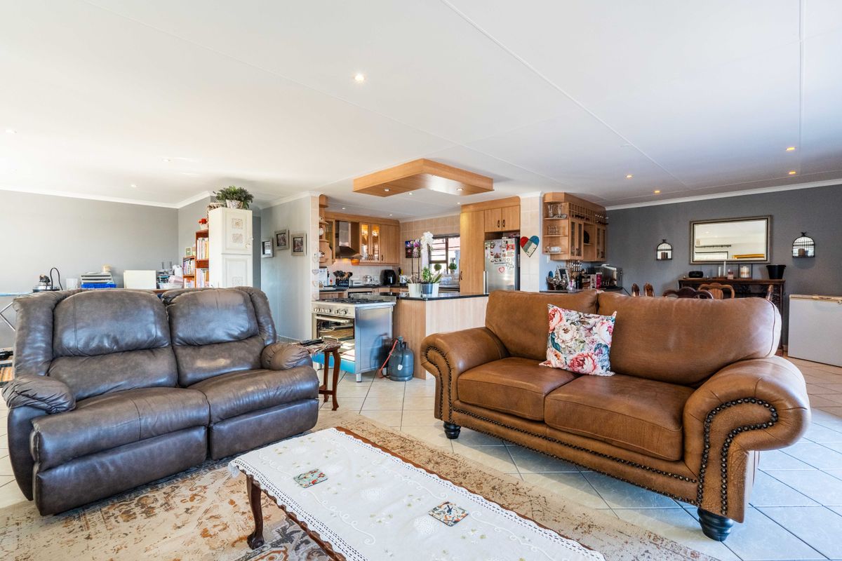 HARTENBOS, MENKENKOP:    Modern Coastal Living with Space, Security & Sea Views - Photo 3