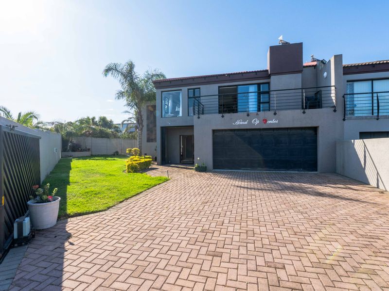 HARTENBOS, MENKENKOP:    Modern Coastal Living with Space, Security & Sea Views - Photo 2