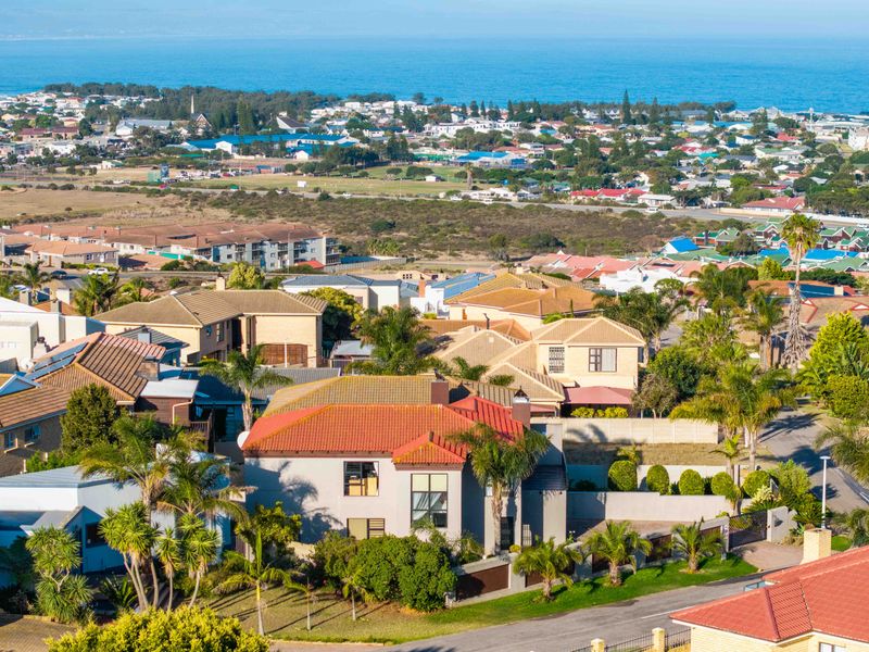 HARTENBOS, MENKENKOP:    Modern Coastal Living with Space, Security & Sea Views - Photo 8