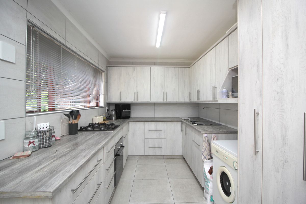 Entertainer’s Dream Surrounded by Nature - Photo 4