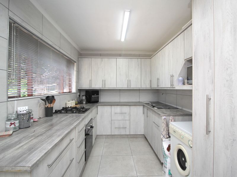 Entertainer’s Dream Surrounded by Nature - Photo 4