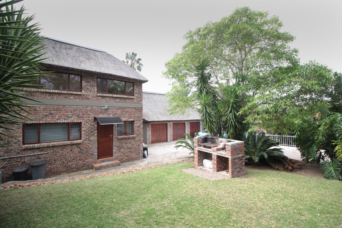 Entertainer’s Dream Surrounded by Nature - Photo 2