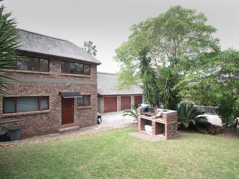 Entertainer’s Dream Surrounded by Nature - Photo 2