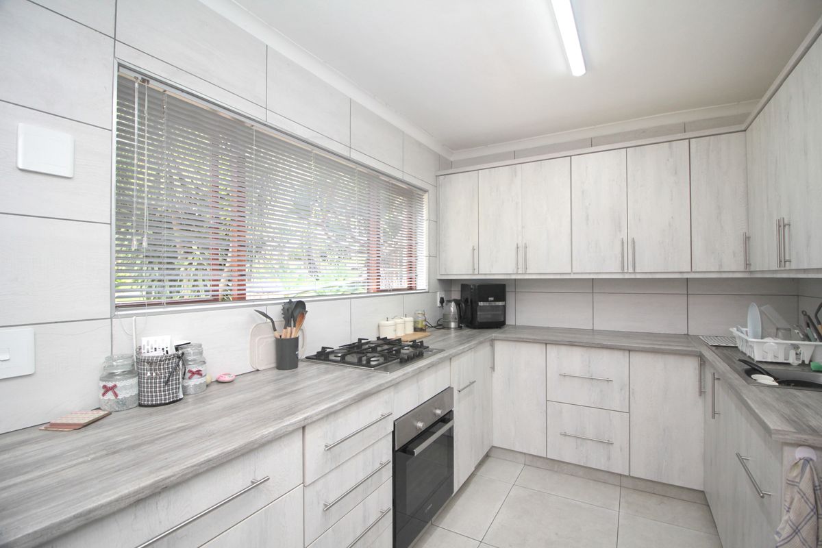 Entertainer’s Dream Surrounded by Nature - Photo 5