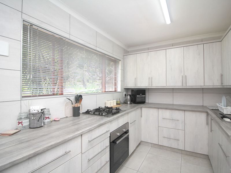 Entertainer’s Dream Surrounded by Nature - Photo 5