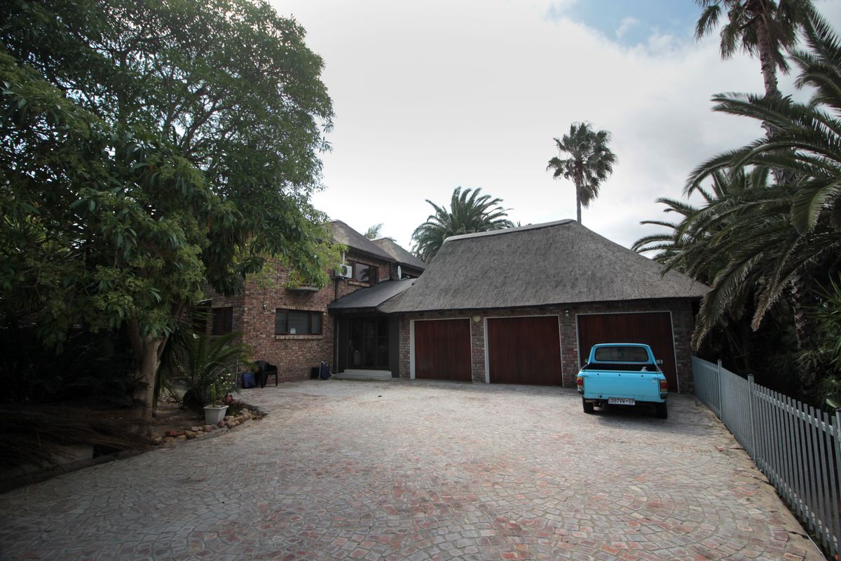 Entertainer’s Dream Surrounded by Nature - Photo 3