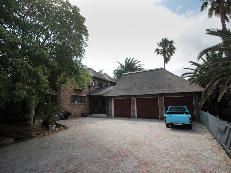 Entertainer’s Dream Surrounded by Nature - Photo 3