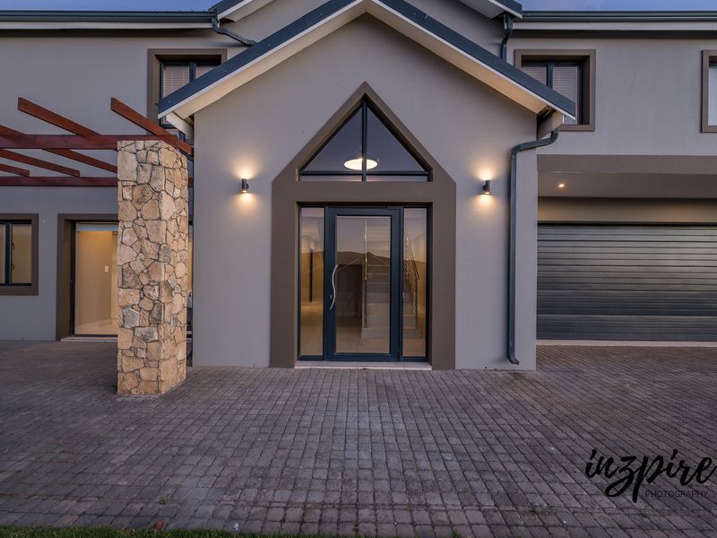 Modern 3-Bedroom Home with Breathtaking Views in Hartland Lifestyle Estate - Photo 3
