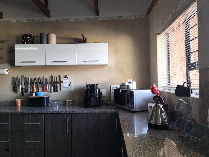 EXCEPTIONAL DUAL-LIVING COASTAL RESIDENCE - TWO HOMES IN ONE - Photo 9