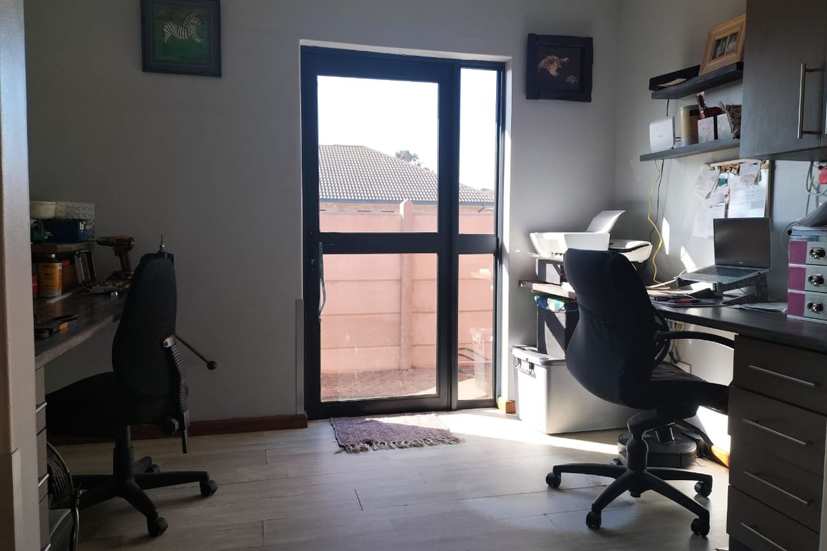 EXCEPTIONAL DUAL-LIVING COASTAL RESIDENCE - TWO HOMES IN ONE - Photo 5