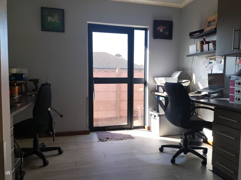 EXCEPTIONAL DUAL-LIVING COASTAL RESIDENCE - TWO HOMES IN ONE - Photo 5