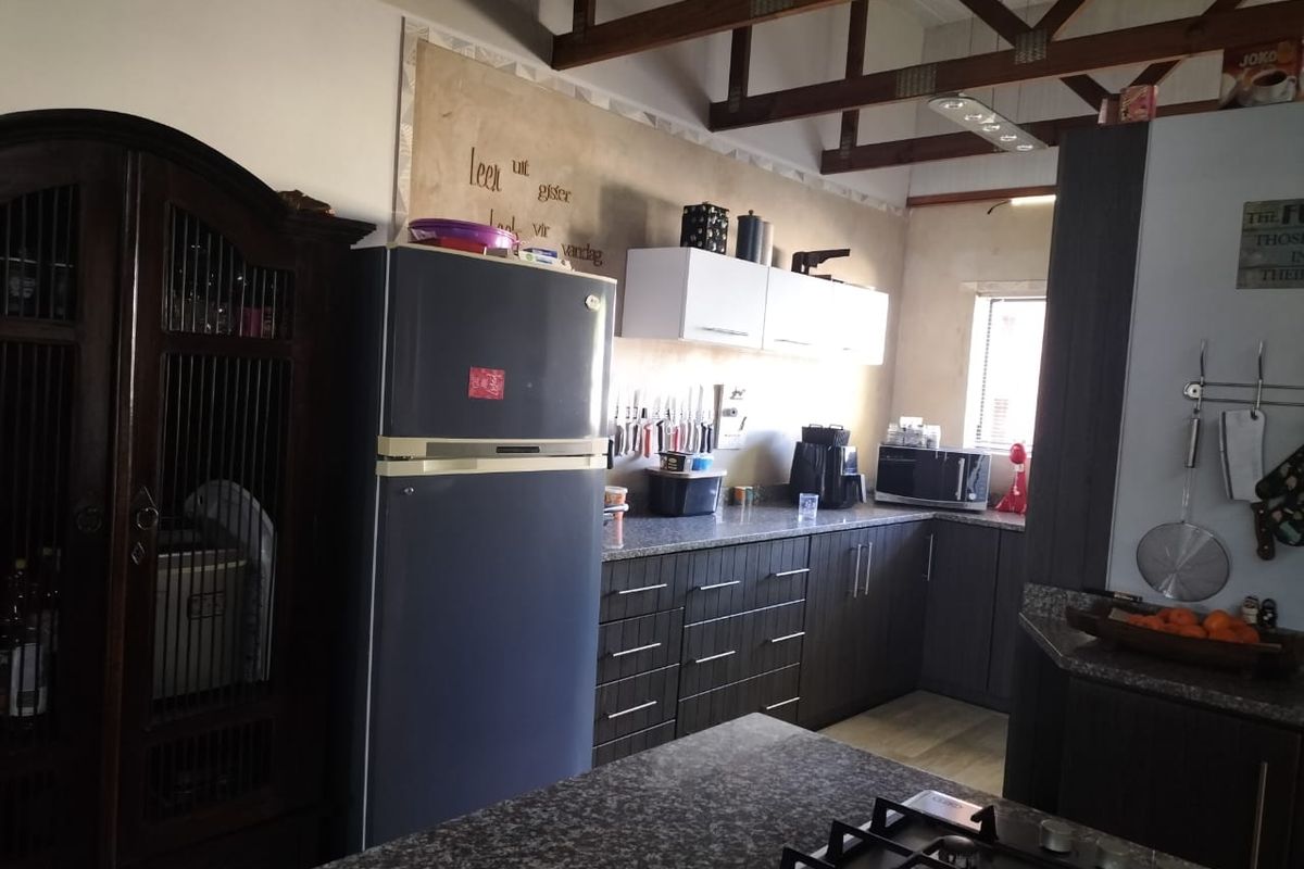 EXCEPTIONAL DUAL-LIVING COASTAL RESIDENCE - TWO HOMES IN ONE - Photo 2