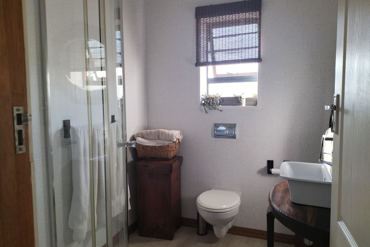 EXCEPTIONAL DUAL-LIVING COASTAL RESIDENCE - TWO HOMES IN ONE - Photo 4