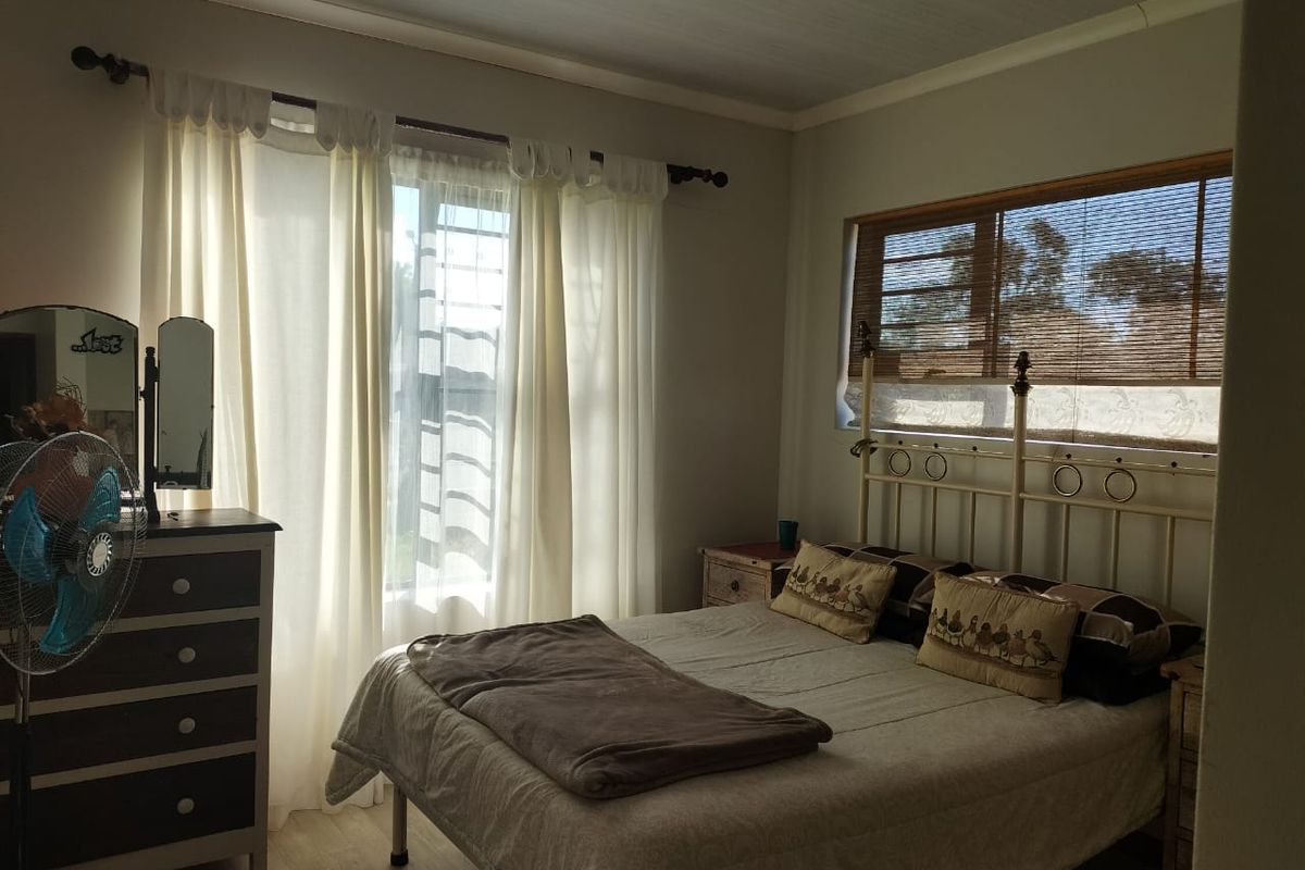 EXCEPTIONAL DUAL-LIVING COASTAL RESIDENCE - TWO HOMES IN ONE - Photo 3