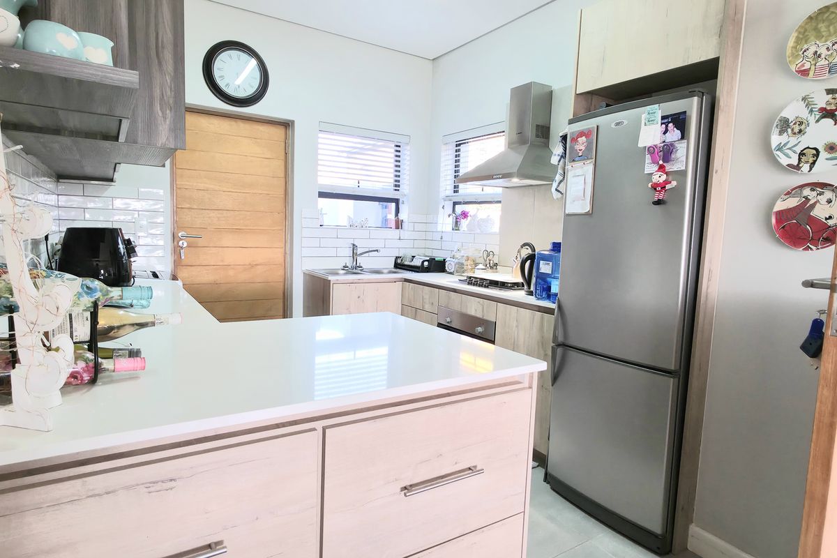 3 Bedroom house for sale in Hartland - Photo 2