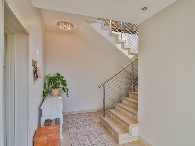 Executive Double-Storey Home With Unobstructed Sea Views in Hartenbosheuwels. - Photo 8