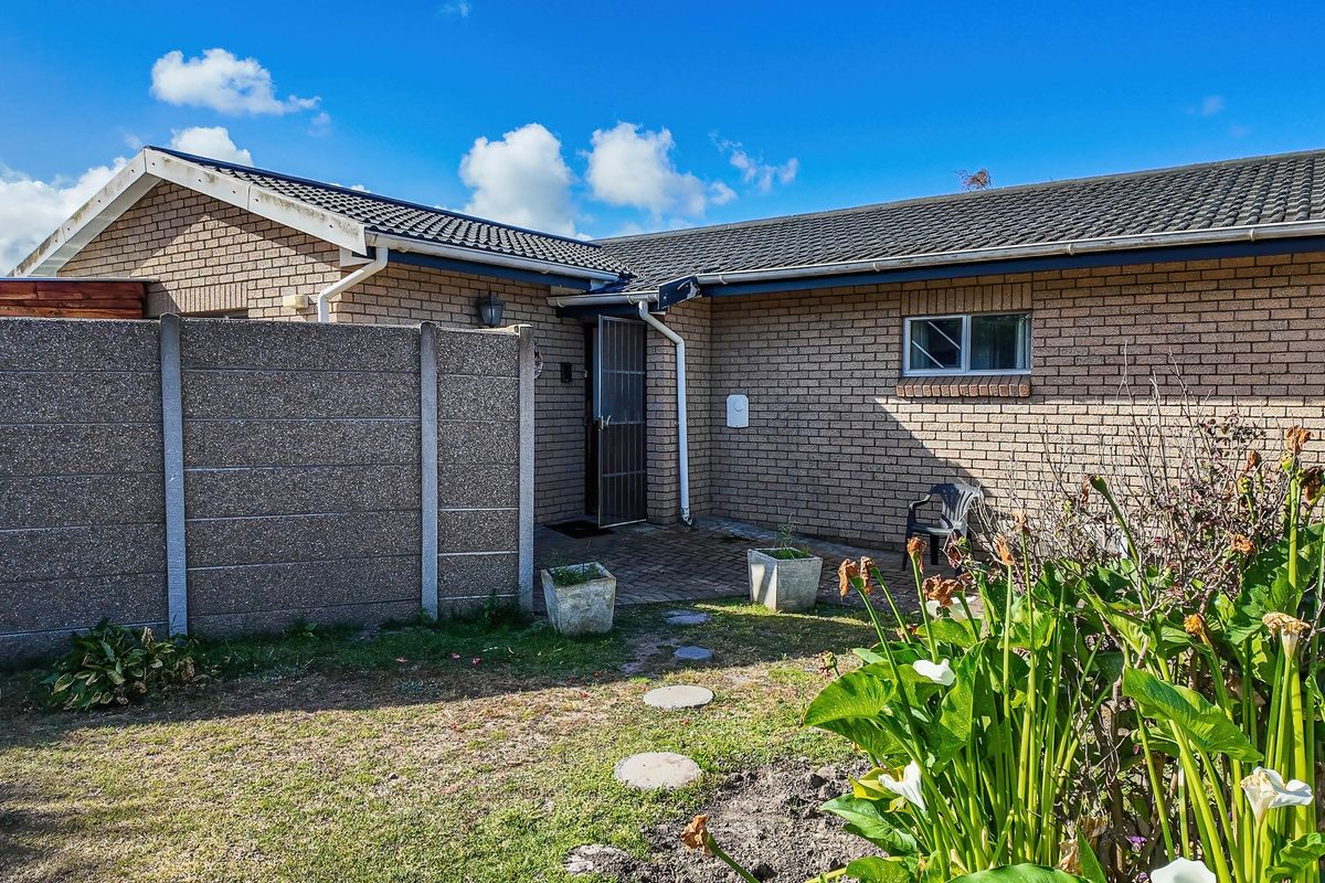 4 Bedrooms Mountain View Haven in Klein-Brakrivier - Photo 2