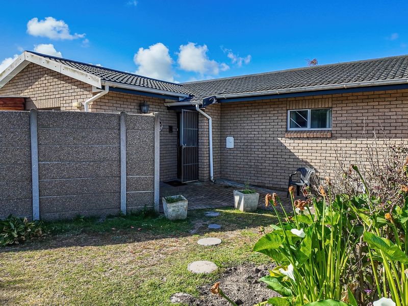 4 Bedrooms Mountain View Haven in Klein-Brakrivier - Photo 2