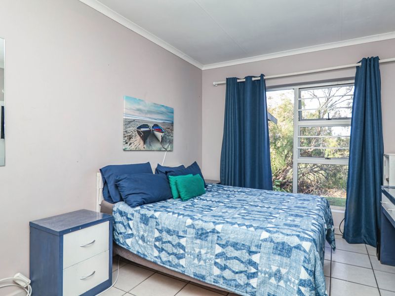 4 Bedrooms Mountain View Haven in Klein-Brakrivier - Photo 10