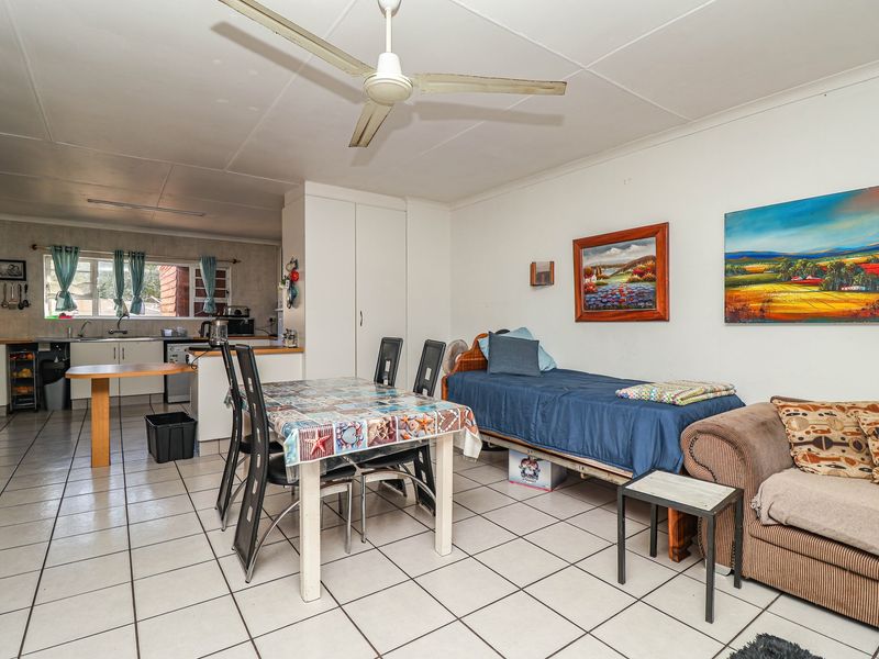 4 Bedrooms Mountain View Haven in Klein-Brakrivier - Photo 9