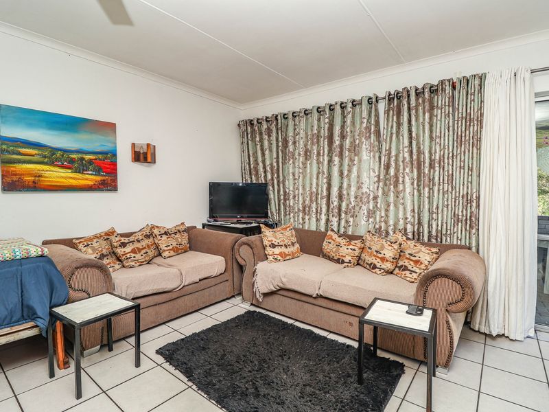 4 Bedrooms Mountain View Haven in Klein-Brakrivier - Photo 8