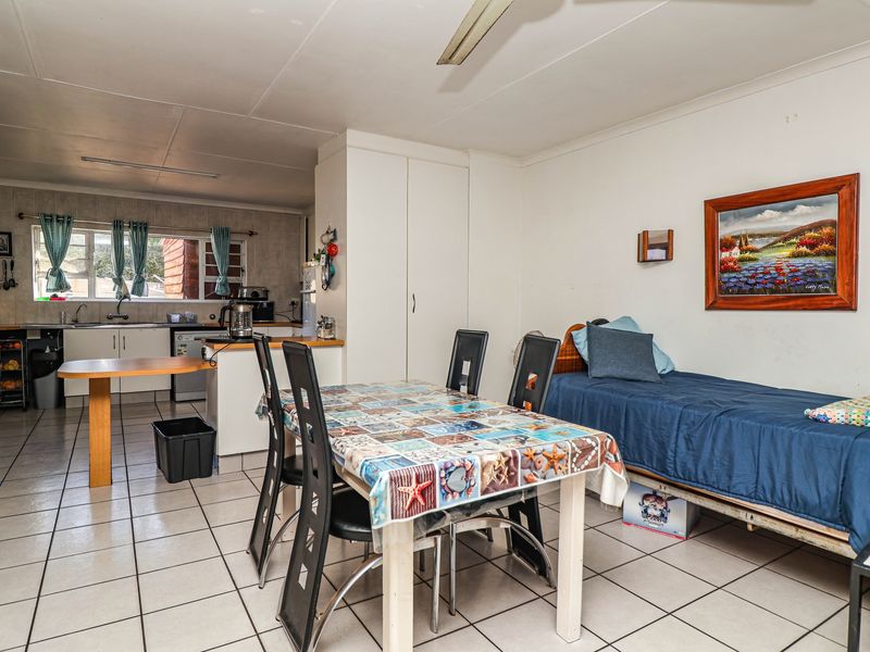 4 Bedrooms Mountain View Haven in Klein-Brakrivier - Photo 7