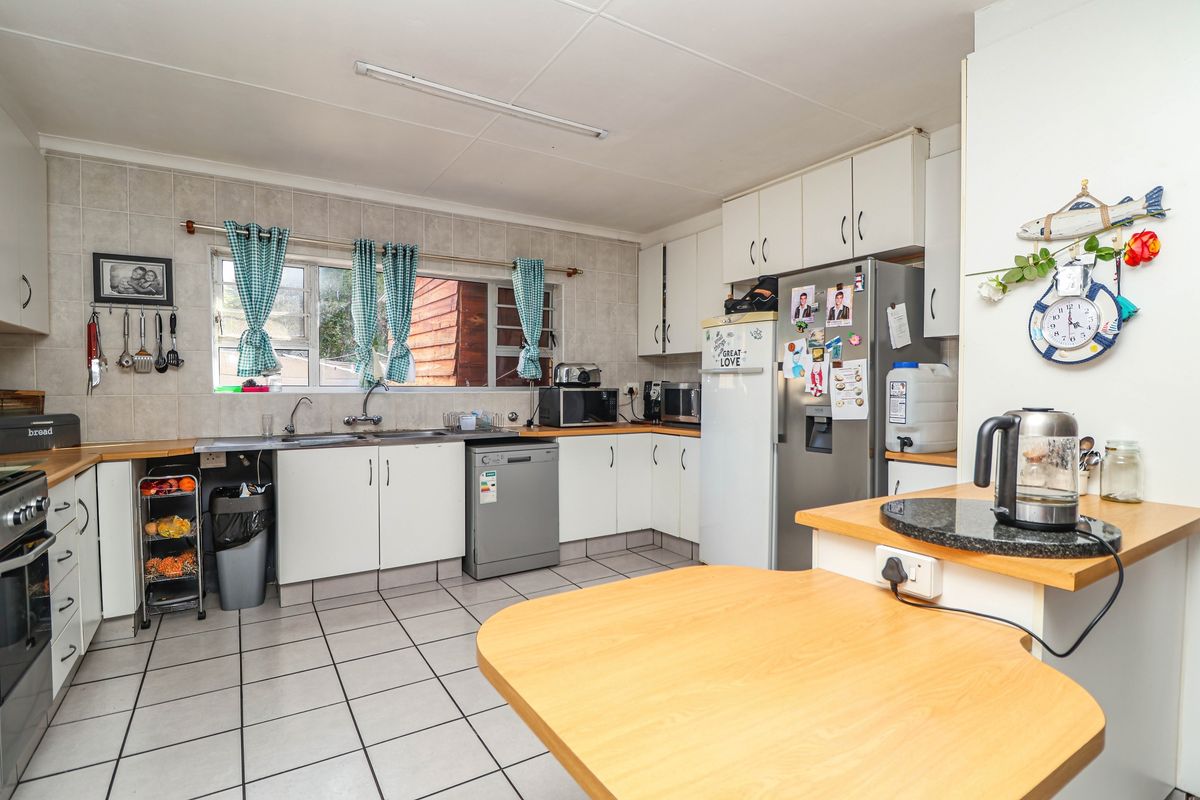 4 Bedrooms Mountain View Haven in Klein-Brakrivier - Photo 3