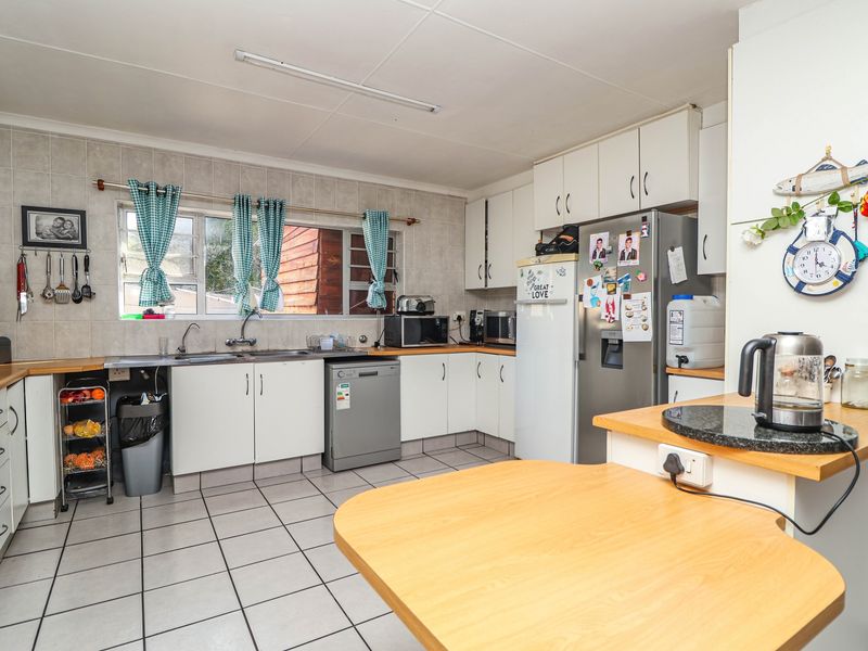 4 Bedrooms Mountain View Haven in Klein-Brakrivier - Photo 3