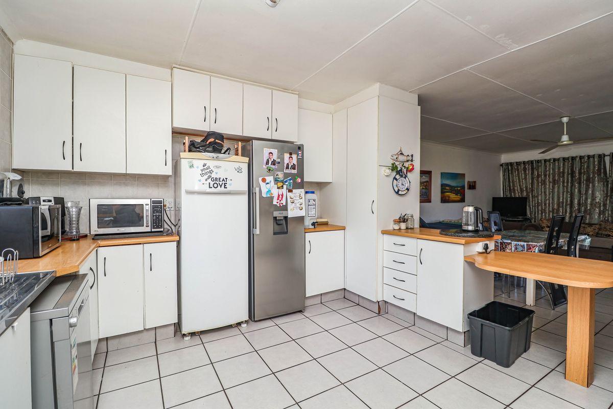 4 Bedrooms Mountain View Haven in Klein-Brakrivier - Photo 4