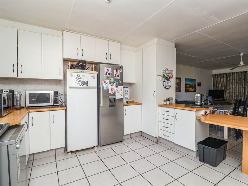 4 Bedrooms Mountain View Haven in Klein-Brakrivier - Photo 4