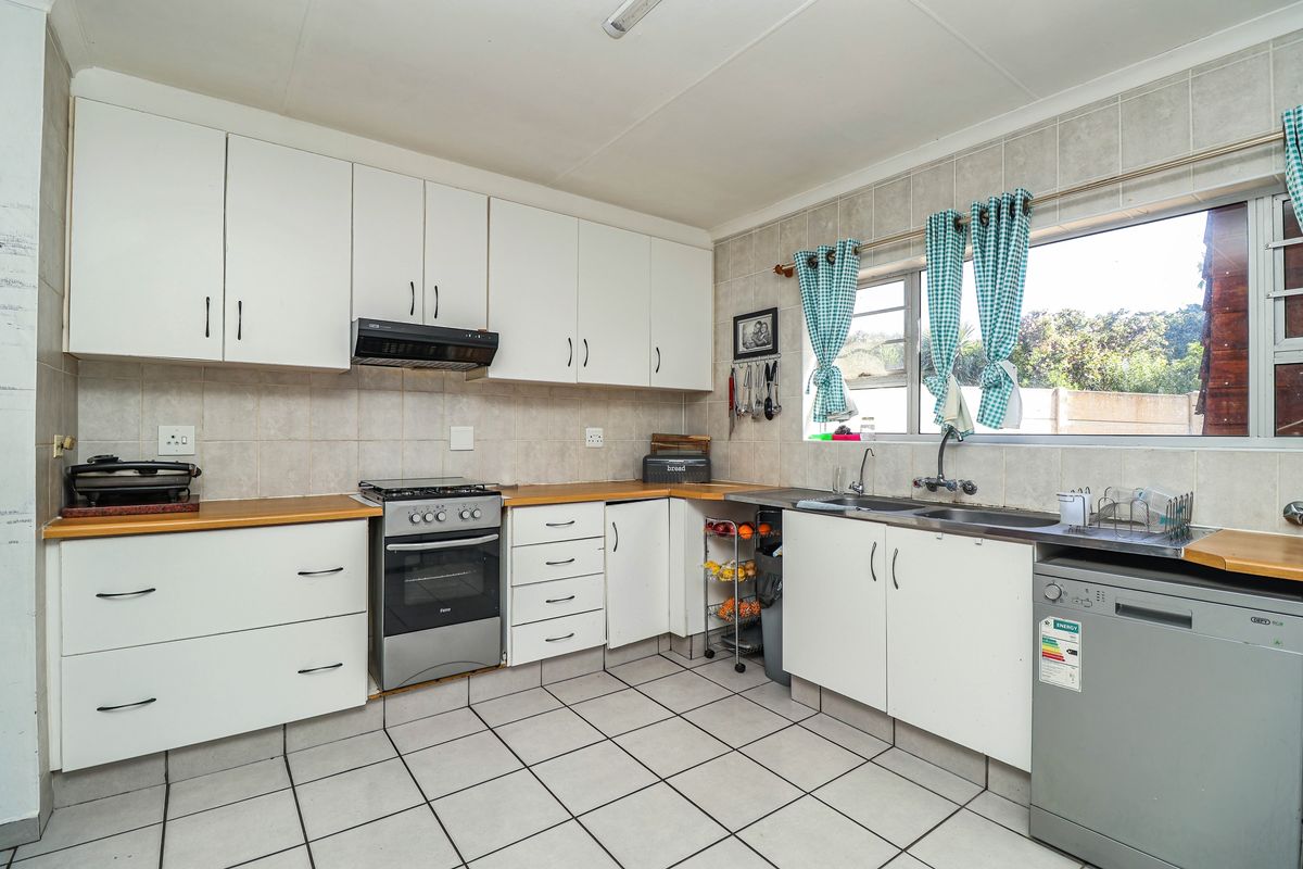 4 Bedrooms Mountain View Haven in Klein-Brakrivier - Photo 5