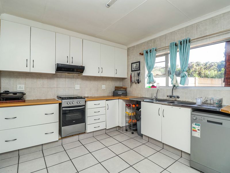 4 Bedrooms Mountain View Haven in Klein-Brakrivier - Photo 5