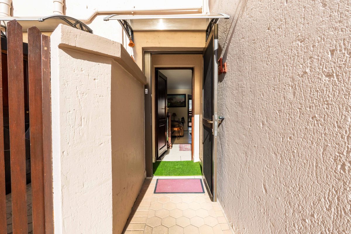 Well-priced, Lock-Up-and-Go, Move-In Ready Townhouse!!! - Photo 4