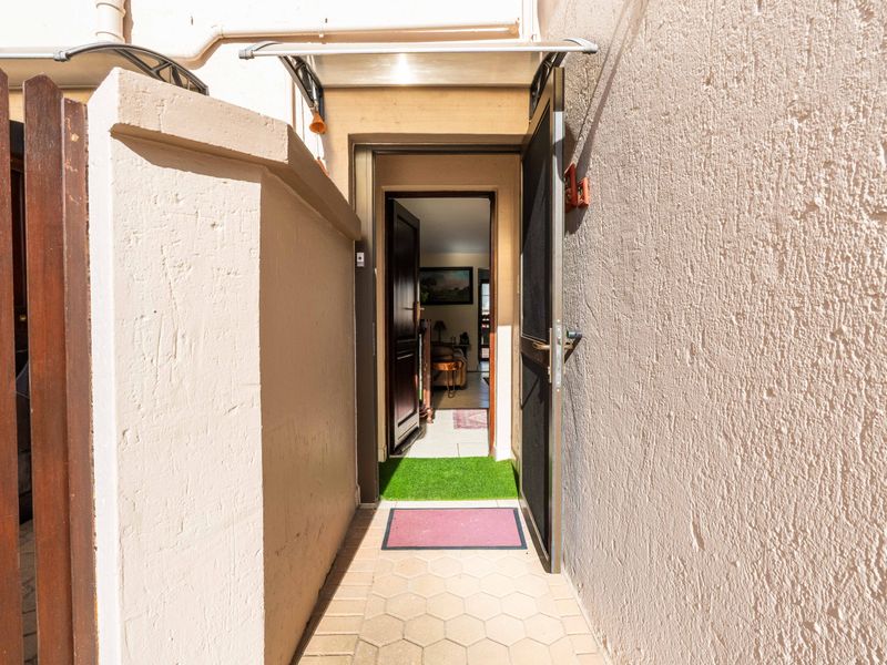 Well-priced, Lock-Up-and-Go, Move-In Ready Townhouse!!! - Photo 4