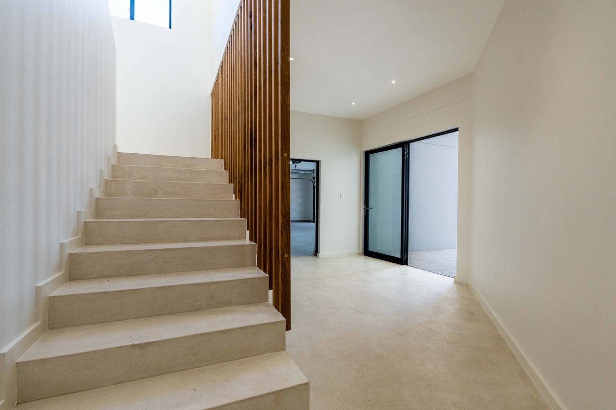 Luxury Redefined: Modern Executive Living in Linkside, Mossel Bay - Photo 2