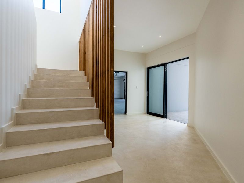 Luxury Redefined: Modern Executive Living in Linkside, Mossel Bay - Photo 2