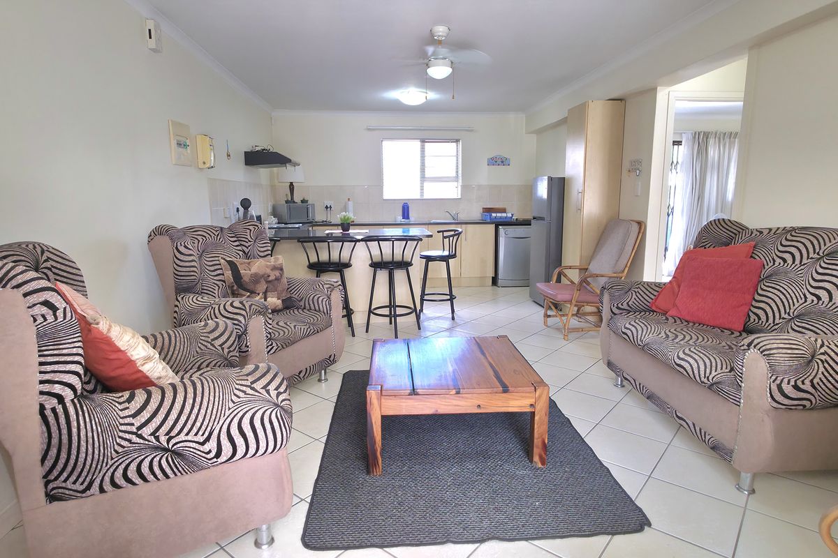 Your Cozy, Convenient Place by the Coast - Photo 2