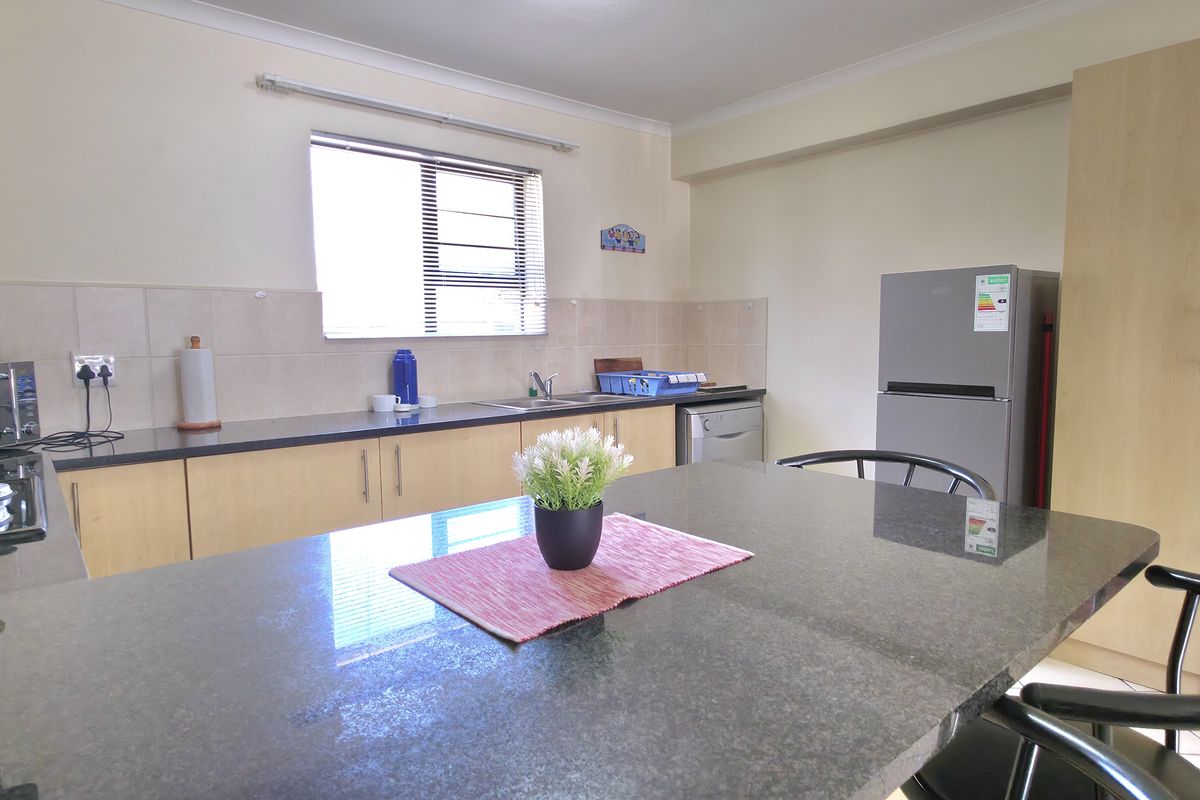 Your Cozy, Convenient Place by the Coast - Photo 4