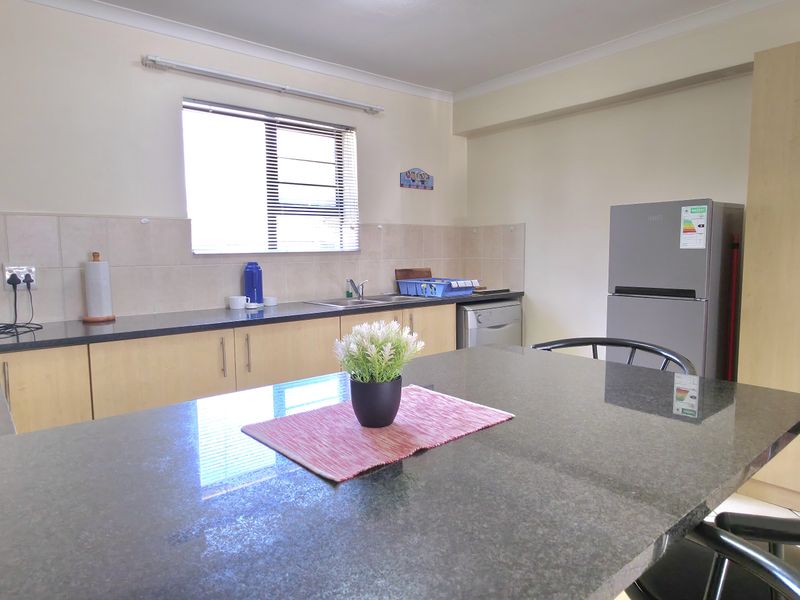 Your Cozy, Convenient Place by the Coast - Photo 4