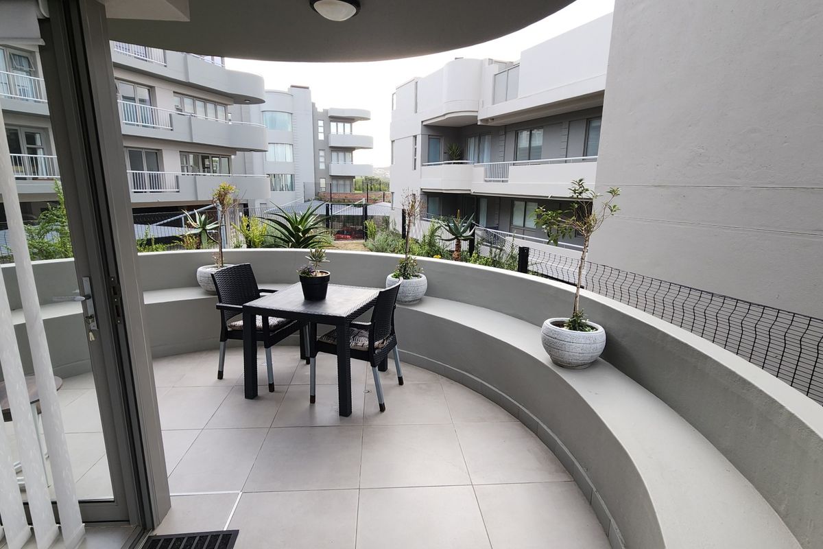 #Modern Corner Apartment with Stylish Comfort and Convenience - Photo 3