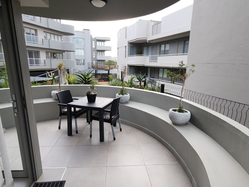 #Modern Corner Apartment with Stylish Comfort and Convenience - Photo 3