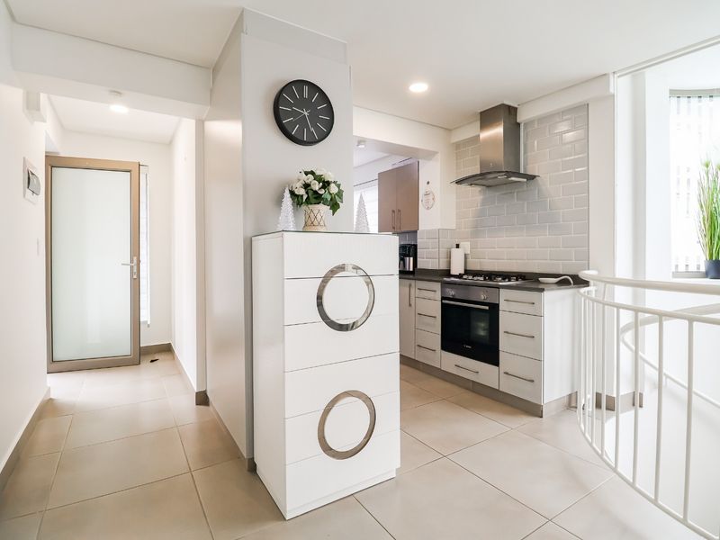 #Modern Corner Apartment with Stylish Comfort and Convenience - Photo 9