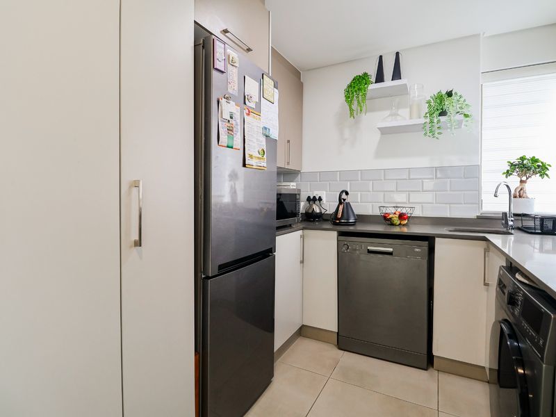 #Modern Corner Apartment with Stylish Comfort and Convenience - Photo 8